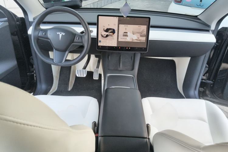 Used Tesla Model Y 2023 High-Performance All-Wheel-Drive Version Center Console