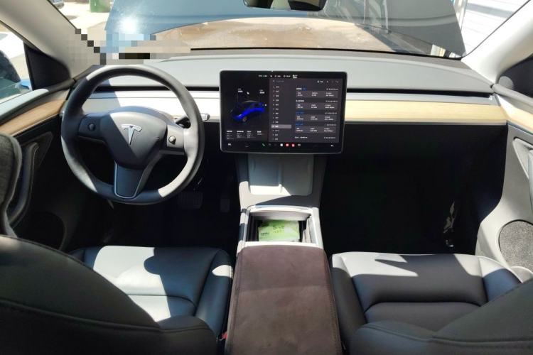 Used Tesla Model Y 2023 Long-Range All-Wheel-Drive Version Center Console