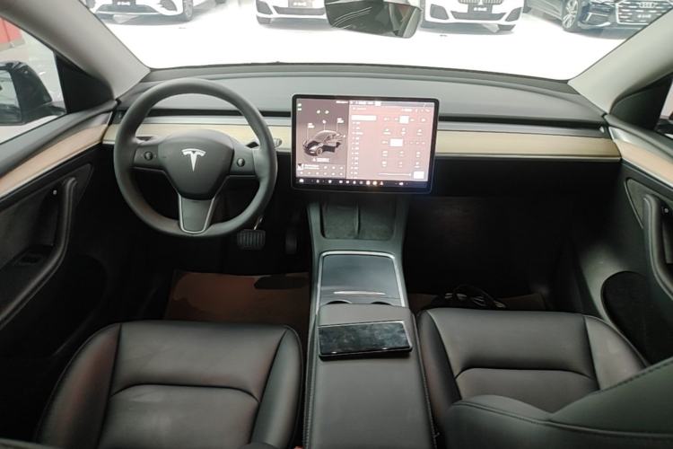 Used Tesla Model Y 2023 Long-Range All-Wheel-Drive Version Center Console