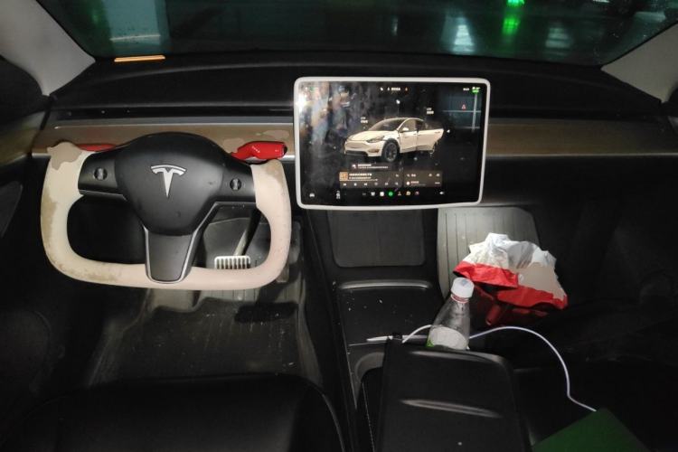 Used Tesla Model Y 2023 Long-Range All-Wheel-Drive Version Center Console