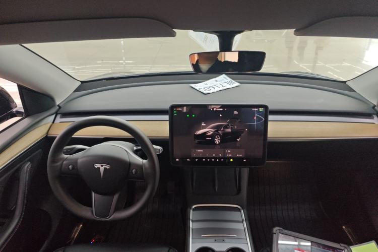 Used Tesla Model Y 2023 Long-Range All-Wheel-Drive Version Center Console