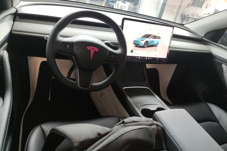 Used Tesla Model Y 2023 Long-Range All-Wheel-Drive Version Center Console