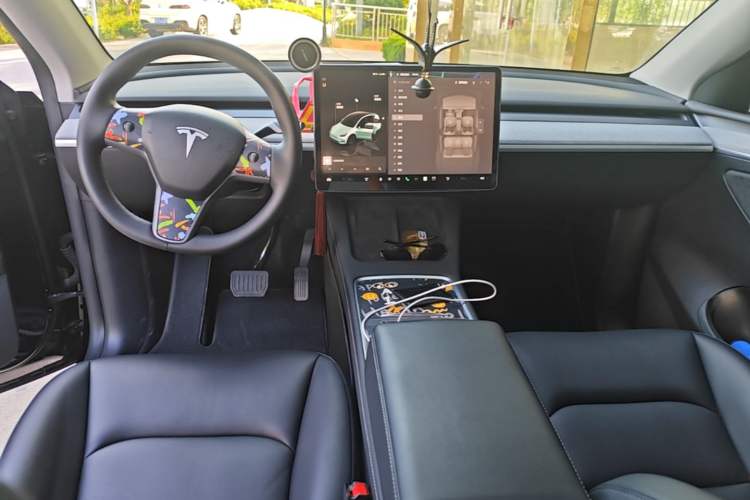 Used Tesla Model Y 2023 Rear-Wheel-Drive Version Center Console
