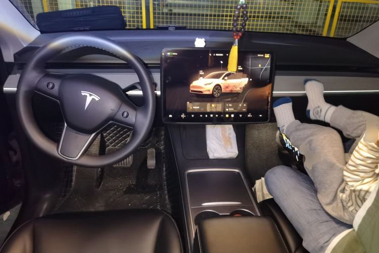 Used Tesla Model Y 2023 Rear-Wheel-Drive Version Center Console