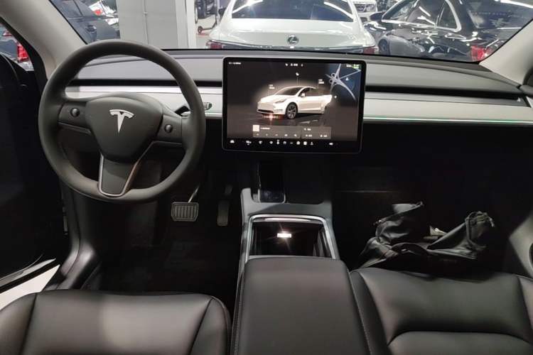 Used Tesla Model Y 2023 Long-Range All-Wheel-Drive Version Center Console