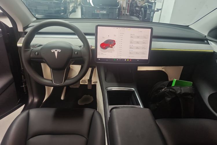 Used Tesla Model Y 2023 Long-Range All-Wheel-Drive Version Center Console
