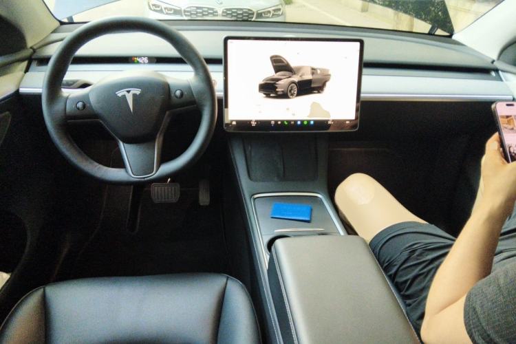 Used Tesla Model Y 2023 Long-Range All-Wheel-Drive Version Center Console