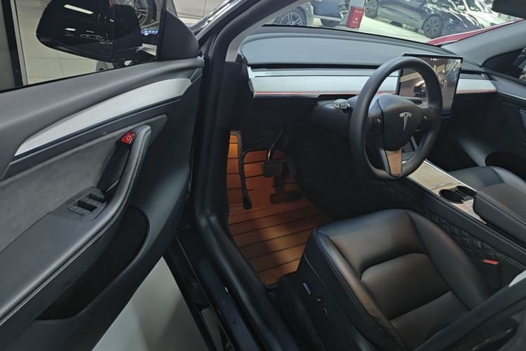 Used Tesla Model Y 2023 Long-Range All-Wheel-Drive Version Driver Seat