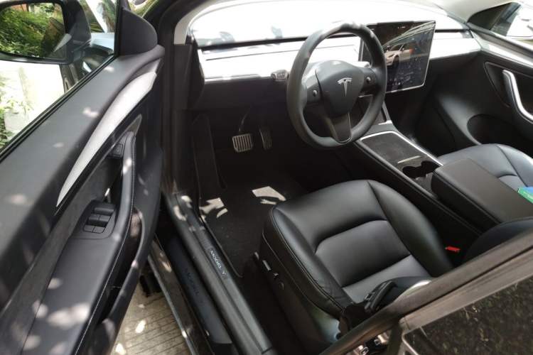 Used Tesla Model Y 2023 Long-Range All-Wheel-Drive Version Driver Seat