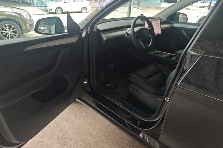 Used Tesla Model Y 2023 Long-Range All-Wheel-Drive Version Driver Seat
