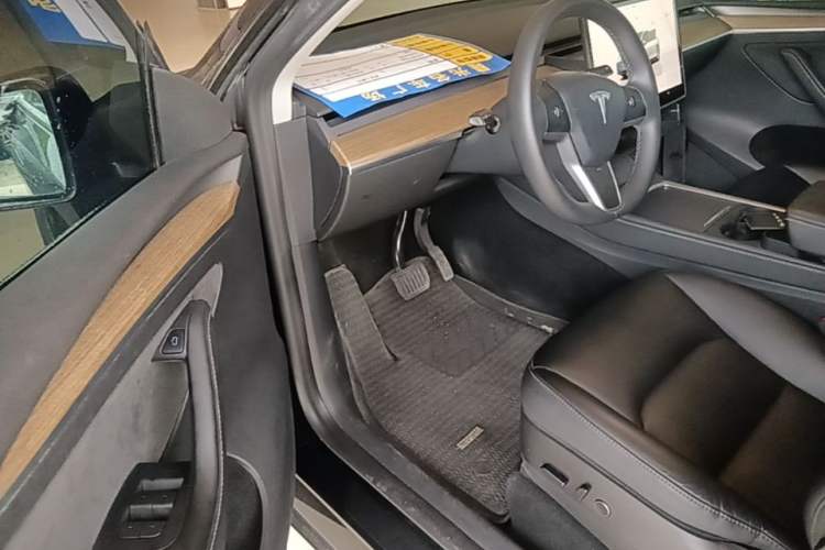 Used Tesla Model Y 2023 Long-Range All-Wheel-Drive Version Driver Seat