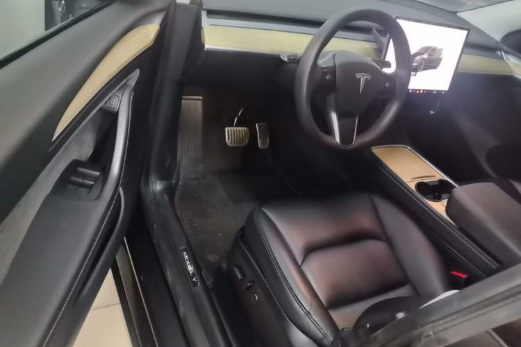 Used Tesla Model Y 2023 Long-Range All-Wheel-Drive Version Driver Seat