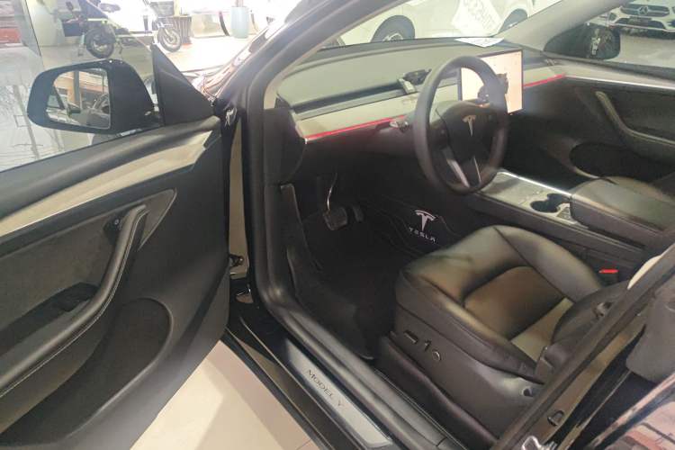 Used Tesla Model Y 2023 Long-Range All-Wheel-Drive Version Driver Seat