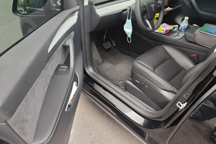 Used Tesla Model Y 2023 Long-Range All-Wheel-Drive Version Driver Seat