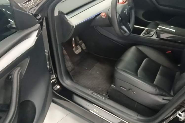 Used Tesla Model Y 2023 Long-Range All-Wheel-Drive Version Driver Seat
