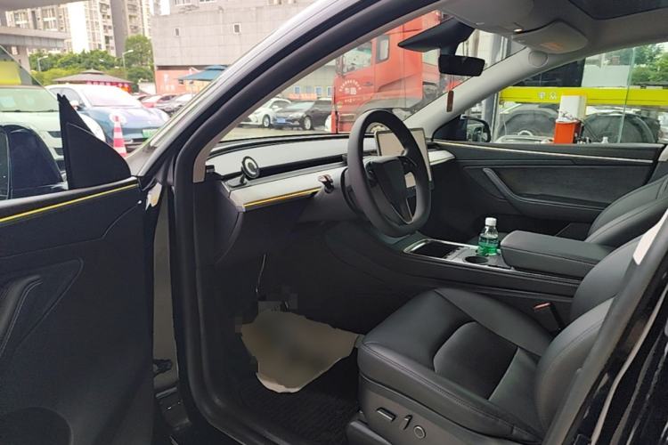 Used Tesla Model Y 2023 Long-Range All-Wheel-Drive Version Driver Seat