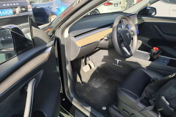 Used Tesla Model Y 2023 Long-Range All-Wheel-Drive Version Driver Seat