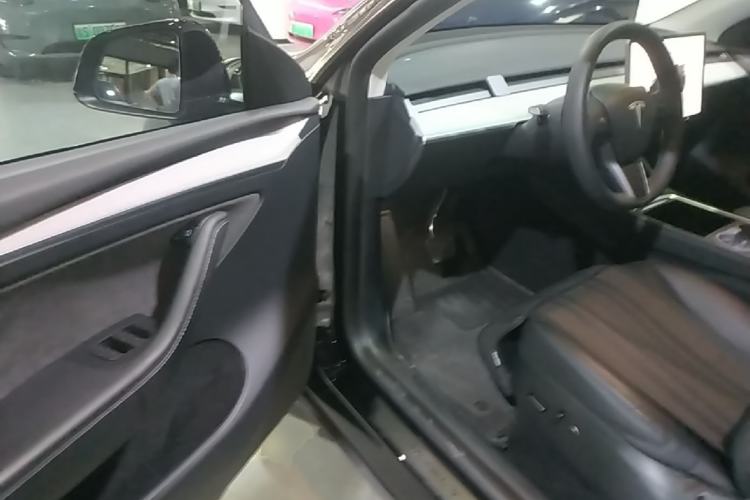 Used Tesla Model Y 2023 Long-Range All-Wheel-Drive Version Driver Seat