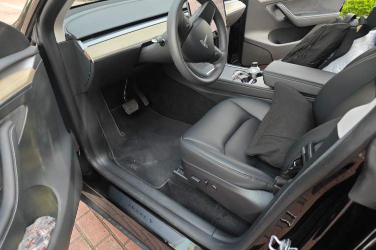Used Tesla Model Y 2023 Long-Range All-Wheel-Drive Version Driver Seat