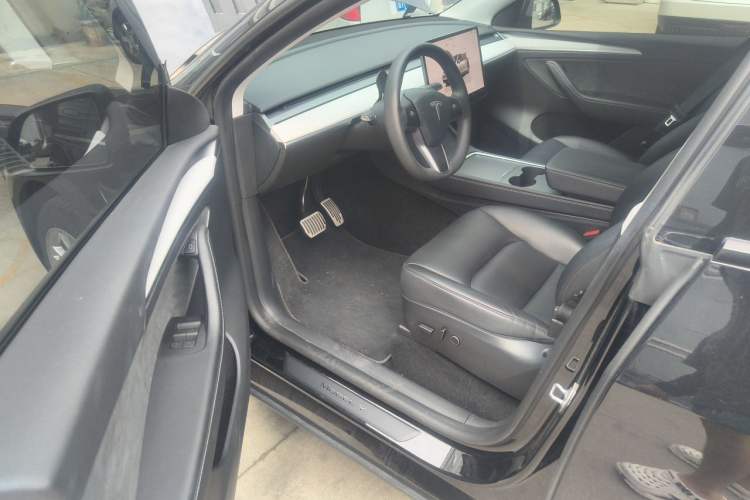 Used Tesla Model Y 2023 Long-Range All-Wheel-Drive Version Driver Seat