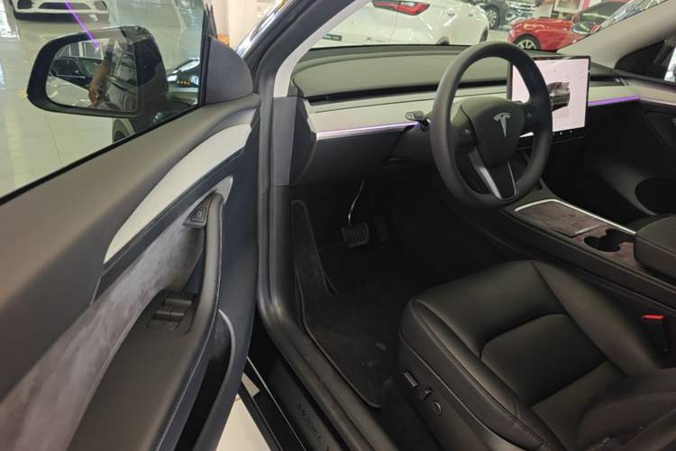 Used Tesla Model Y 2023 Long-Range All-Wheel-Drive Version Driver Seat