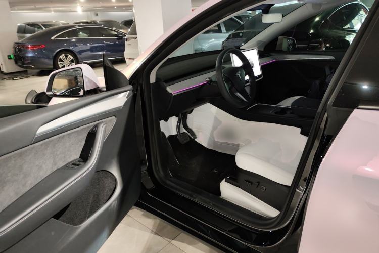 Used Tesla Model Y 2023 Long-Range All-Wheel-Drive Version Driver Seat