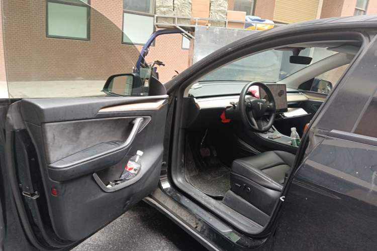 Used Tesla Model Y 2023 Long-Range All-Wheel-Drive Version Driver Seat