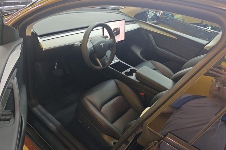 Used Tesla Model Y 2023 Long-Range All-Wheel-Drive Version Driver Seat