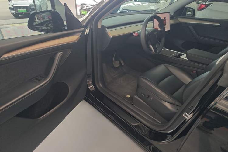 Used Tesla Model Y 2023 Long-Range All-Wheel-Drive Version Driver Seat