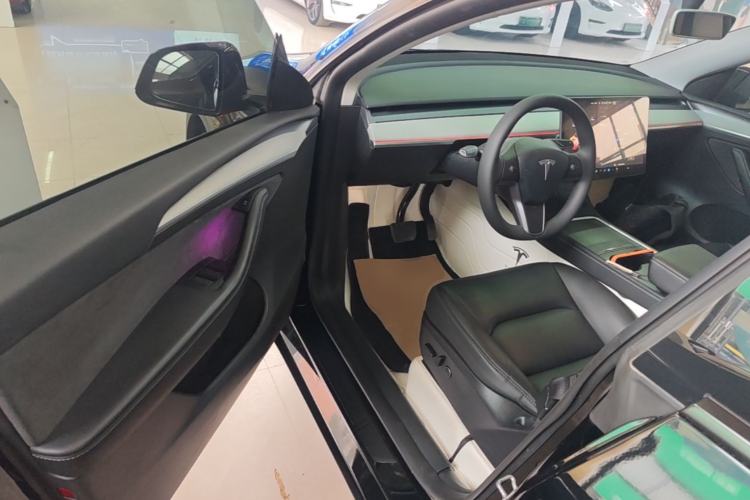 Used Tesla Model Y 2023 Long-Range All-Wheel-Drive Version Driver Seat