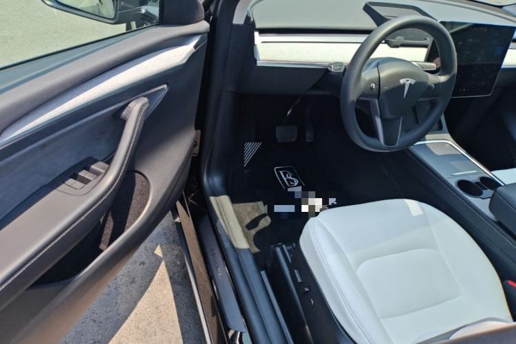 Used Tesla Model Y 2023 Long-Range All-Wheel-Drive Version Driver Seat