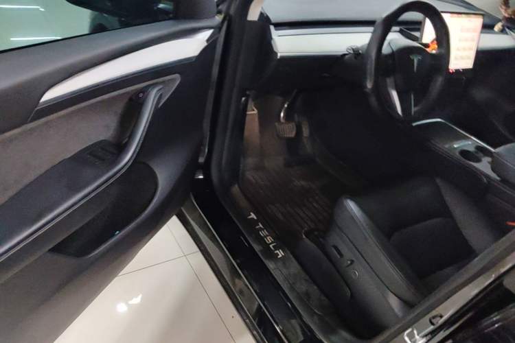 Used Tesla Model Y 2023 Long-Range All-Wheel-Drive Version Driver Seat