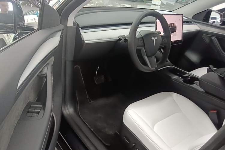 Used Tesla Model Y 2023 Long-Range All-Wheel-Drive Version Driver Seat