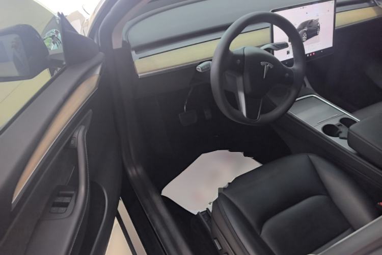 Used Tesla Model Y 2023 Long-Range All-Wheel-Drive Version Driver Seat