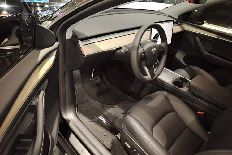 Used Tesla Model Y 2023 Long-Range All-Wheel-Drive Version Driver Seat