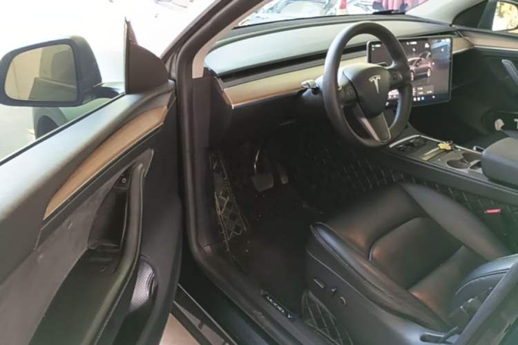 Used Tesla Model Y 2023 Long-Range All-Wheel-Drive Version Driver Seat