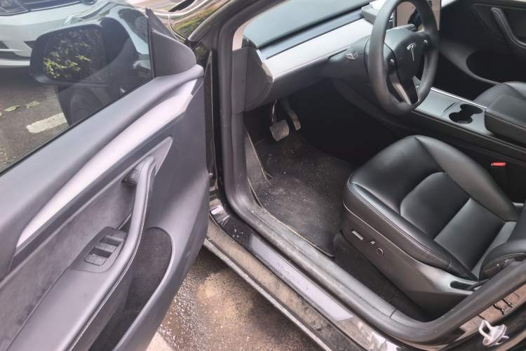 Used Tesla Model Y 2023 Long-Range All-Wheel-Drive Version Driver Seat