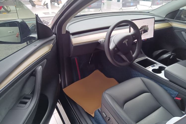 Used Tesla Model Y 2023 Long-Range All-Wheel-Drive Version Driver Seat