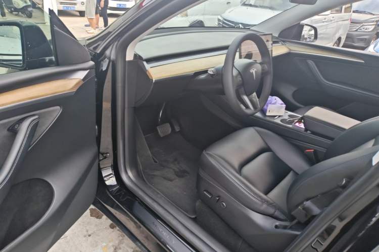 Used Tesla Model Y 2023 Long-Range All-Wheel-Drive Version Driver Seat