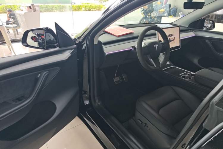 Used Tesla Model Y 2023 Long-Range All-Wheel-Drive Version Driver Seat
