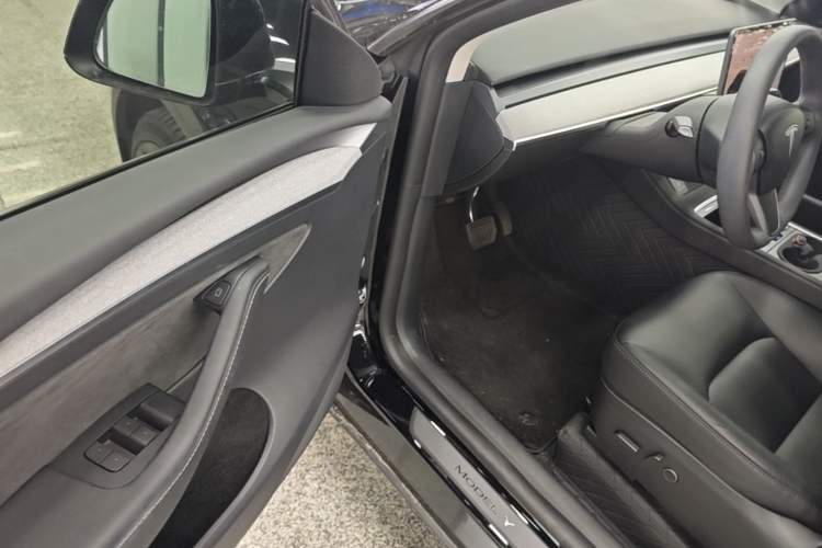 Used Tesla Model Y 2023 Long-Range All-Wheel-Drive Version Driver Seat