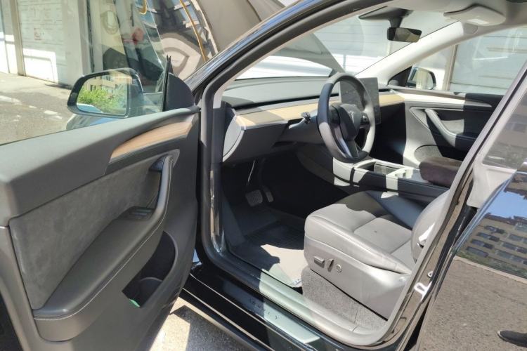 Used Tesla Model Y 2023 Long-Range All-Wheel-Drive Version Driver Seat