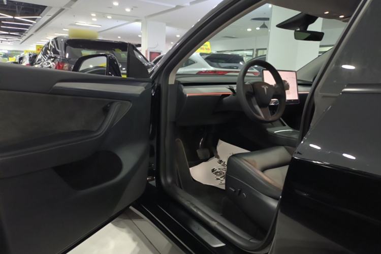 Used Tesla Model Y 2023 Long-Range All-Wheel-Drive Version Driver Seat