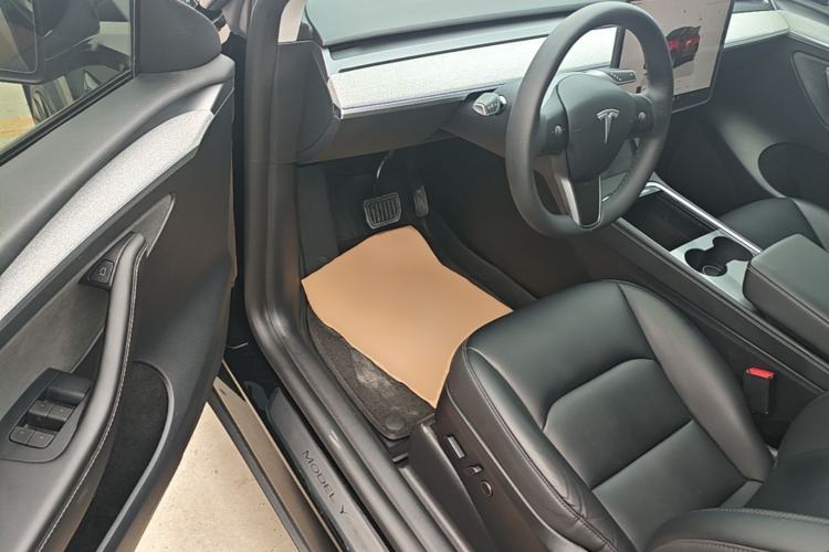 Used Tesla Model Y 2023 Long-Range All-Wheel-Drive Version Driver Seat