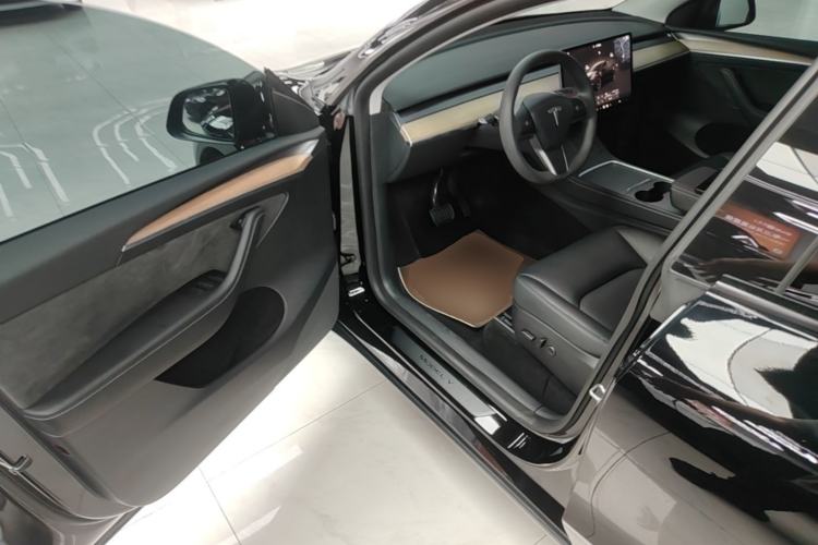 Used Tesla Model Y 2023 Long-Range All-Wheel-Drive Version Driver Seat