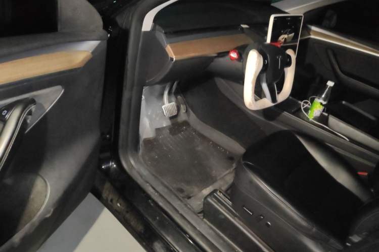 Used Tesla Model Y 2023 Long-Range All-Wheel-Drive Version Driver Seat