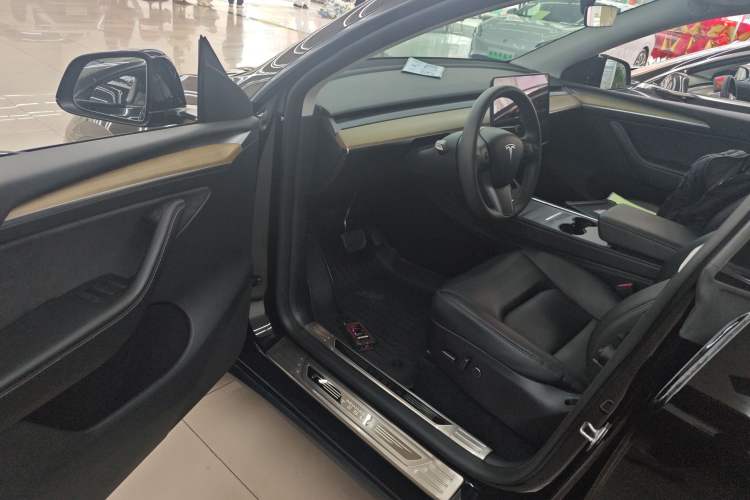 Used Tesla Model Y 2023 Long-Range All-Wheel-Drive Version Driver Seat