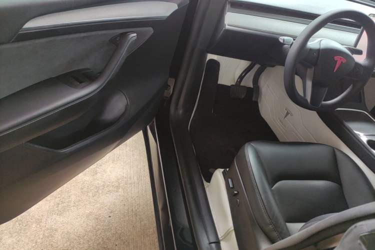 Used Tesla Model Y 2023 Long-Range All-Wheel-Drive Version Driver Seat