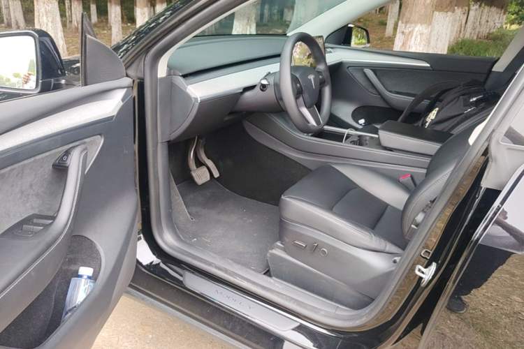 Used Tesla Model Y 2023 Long-Range All-Wheel-Drive Version Driver Seat