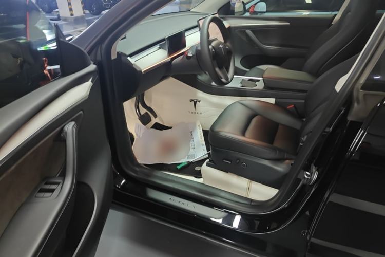 Used Tesla Model Y 2023 Long-Range All-Wheel-Drive Version Driver Seat